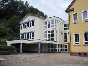 Schulhof und Neubau