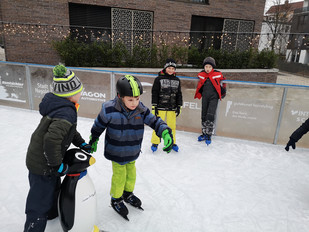 Kinder auf der Eisbahn