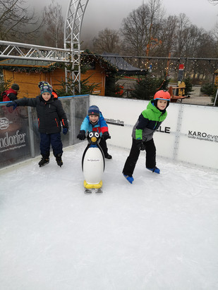 Kinder auf der Eisbahn